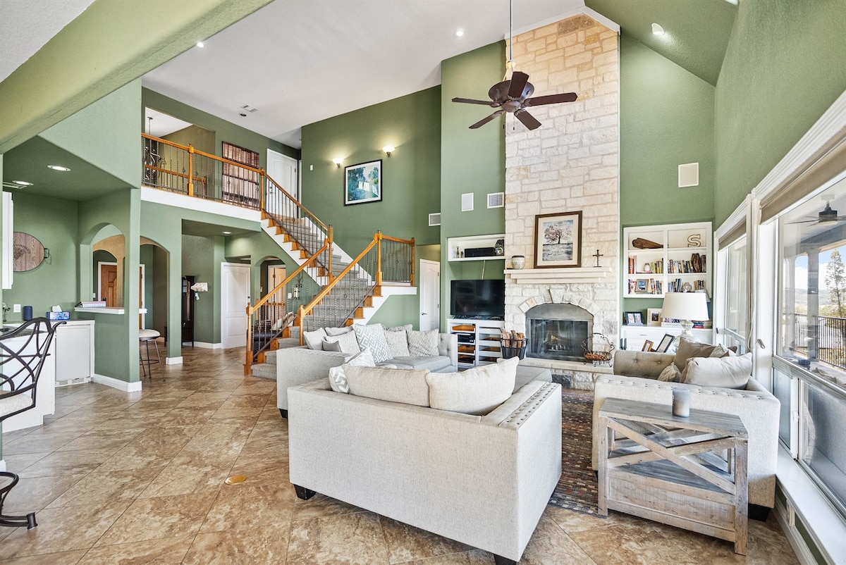 Popular Airbnb listing: 5BR Lake View • Private Pool • Point Venture in Point Venture