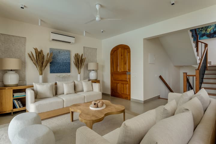 Rooms: Living area