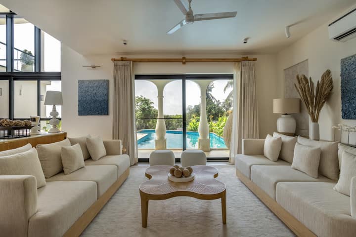 Rooms: Living area