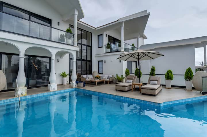 Pool: Swimming pool
