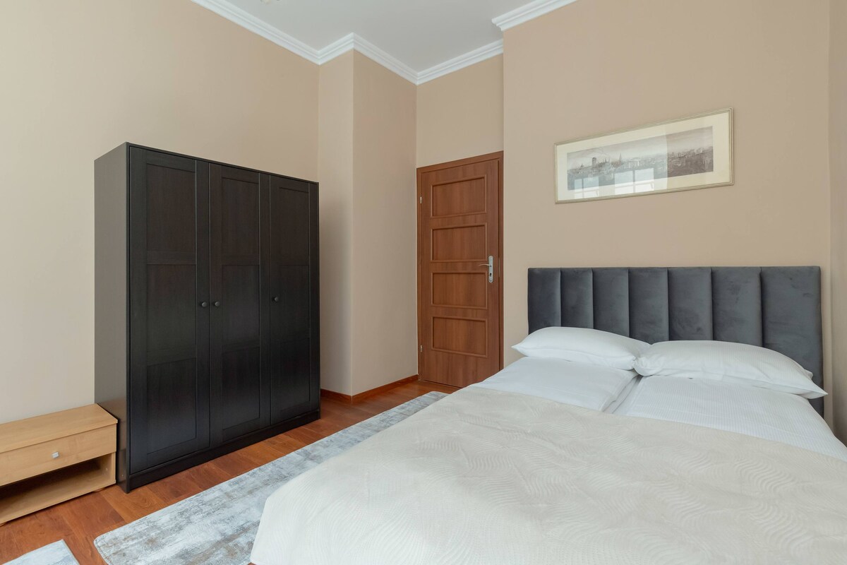 تضمن غرفة النوم الثانية ذات الألوان الدافئة الراحة والخصوصية.