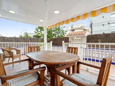 House with terrace and parking 150m beach