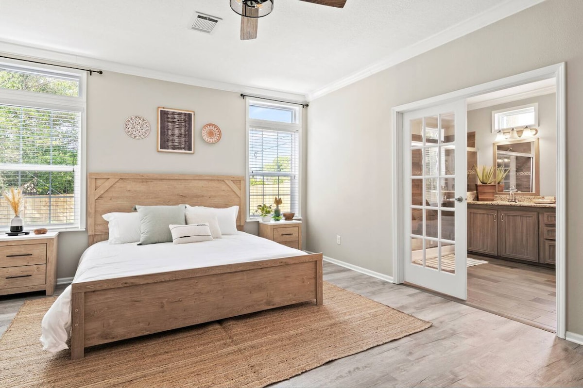 Pokojná spálňa s pohodlnou manželskou posteľou, jemným osvetlením a výhľadom do priľahlého priestoru vytvára relaxačný oddych.
