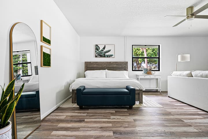 Chambre lumineuse et aérée avec un lit confortable et beaucoup d'espace pour se détendre après une journée d'activités.

