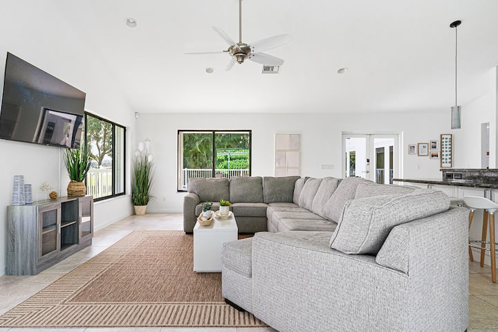 Espace de vie spacieux et confortable avec de nombreux sièges, parfait pour les rassemblements et la détente.

