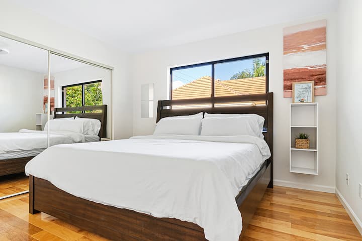 Une autre chambre confortable avec un lit moelleux, de grandes fenêtres et une décoration bien pensée pour un séjour agréable.

