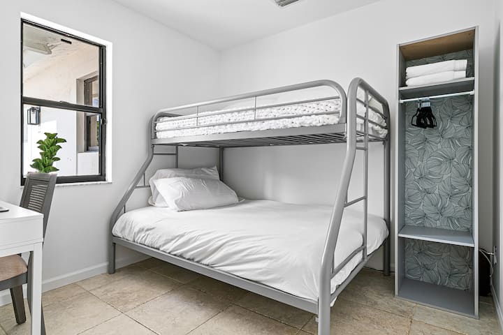 Chambre confortable avec un lit superposé, idéale pour les familles ou les groupes, offrant un arrangement de couchage pratique et confortable.