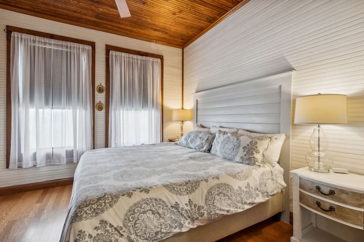 Ძირითადი საძინებელი 193 × 203 სმ ზომის საწოლით