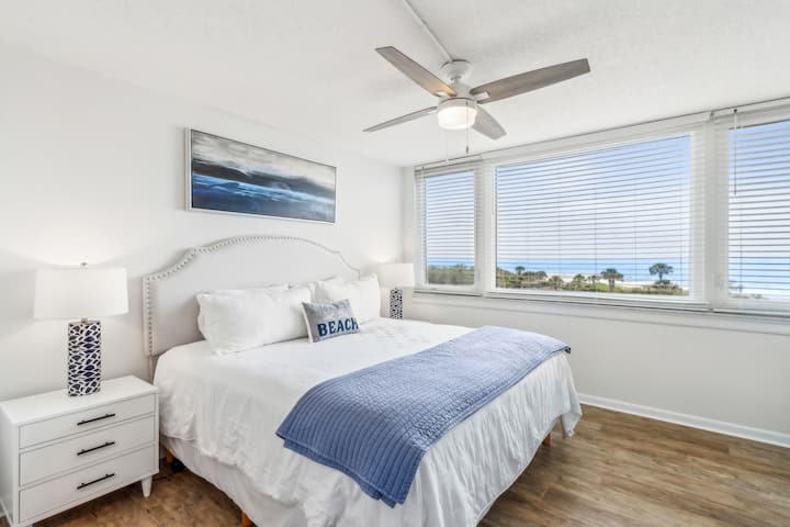 顶楼的主卧配有一张加大双人床