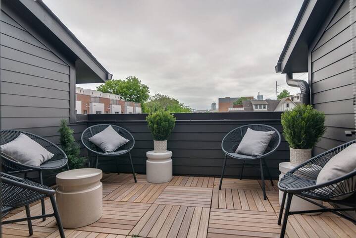 6BR Group Stay, Rooftops, Garages, Walk to Dining gallery image 5