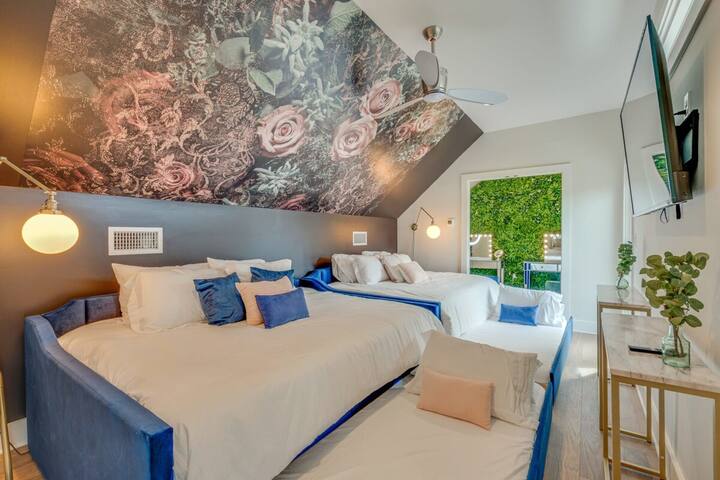 6BR Group Stay, Rooftops, Garages, Walk to Dining gallery image 4