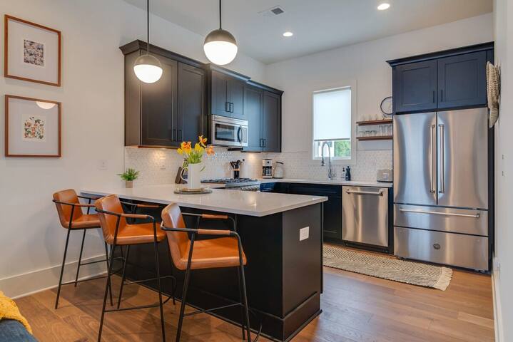 6BR Group Stay, Rooftops, Garages, Walk to Dining gallery image 3