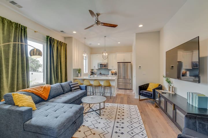 6BR Group Stay, Rooftops, Garages, Walk to Dining