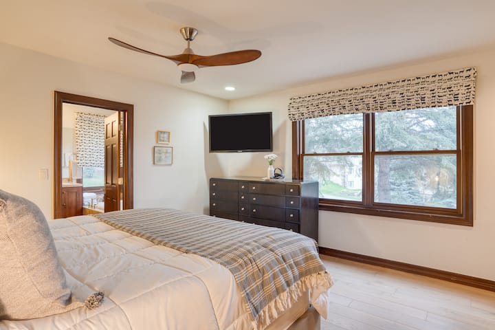 Во спалната соба 2 има брачен кревет (широк 180 - 200 см) и сопствена бања.