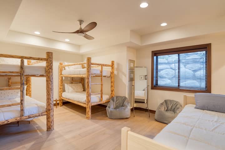 Во спалната соба 5 има 2 двокреветни кревета на спрат, брачен кревет (широк 150-179 см) и сопствена бања.