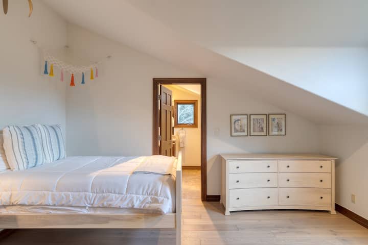 Спална соба 4 има полн кревет и сопствена бања.