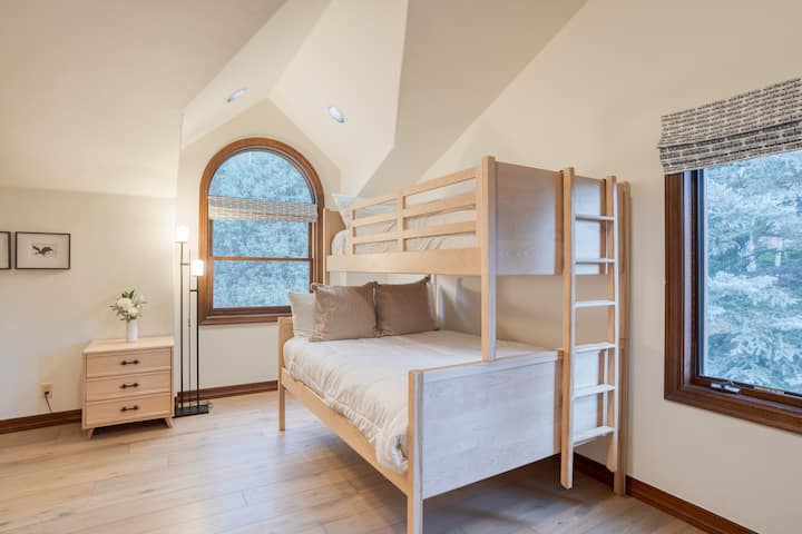 Во спалната соба 3 има двоен кревет на спрат и сопствена бања.