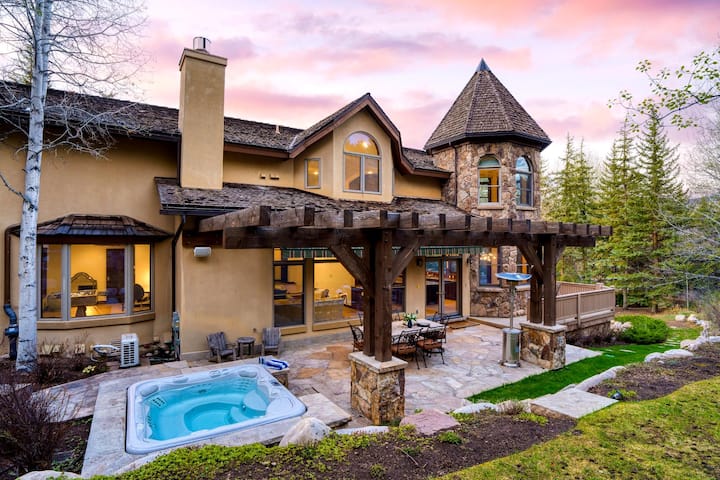 Spacious 5B Home with Fireplace Near Ski Resort