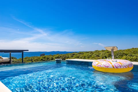 The Skyview Penthouse with Infinity Pool
