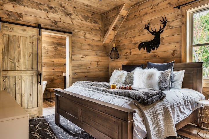 La suite Buck está ubicada en el nivel superior y cuenta con una cama tamaño king con un colchón Waldorf Astoria II Perfect Sleeper.  Nota: Los refrescos no están incluidos.