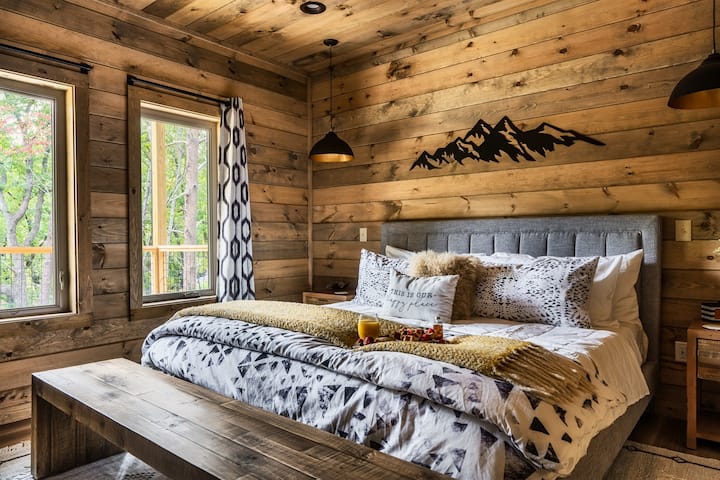 La suite Mountain está ubicada en el nivel inferior y cuenta con una cama tamaño king y un colchón de espuma viscoelástica Casper.  Nota: Los refrescos no están incluidos.
