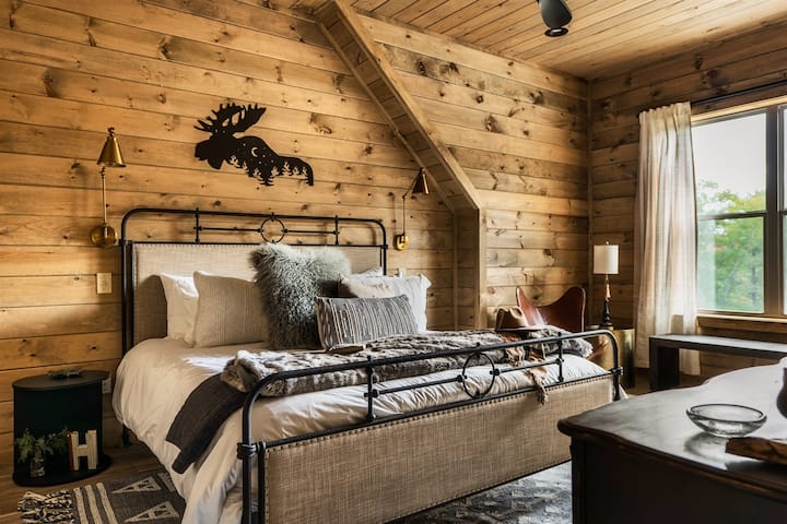 La suite Moose está ubicada en el nivel superior y cuenta con una cama tamaño king con un colchón Waldorf Astoria II Perfect Sleeper.