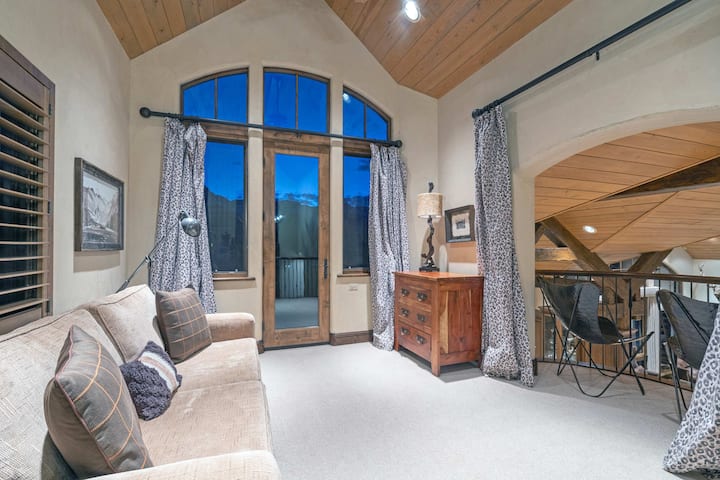 Çardaq sahəsi: Beşinci mərtəbə, açılan divan, yaşayış sahəsinin icmalı