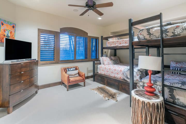 Yataq otağı 1: Birinci mərtəbə, 1 ikimərtəbəli və 1 ikimərtəbəli çarpayı, avtonom duşu olan geniş hamam otağı, dolab, əsas kabeli olan ağıllı televizor