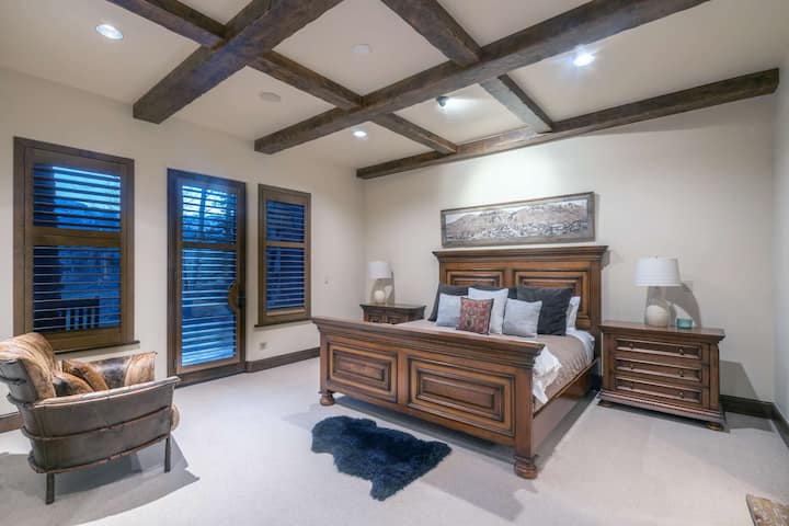 Yataq otağı 3: Birinci mərtəbə, çarpayı, 2 ikimərtəbəli çarpayı - dolab, buxar duşu və islatma vannası olan geniş hamam otağı, qabaqcıl kabeli olan televizor