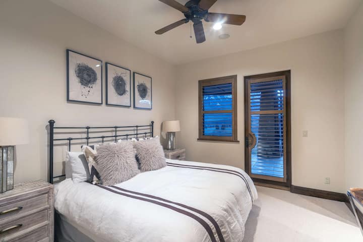 Yataq otağı 2: Birinci mərtəbə, çarpayı, duş/vanna kombaynı olan geniş hamam otağı, veranda girişi, Smart TV qabaqcıl kabeli