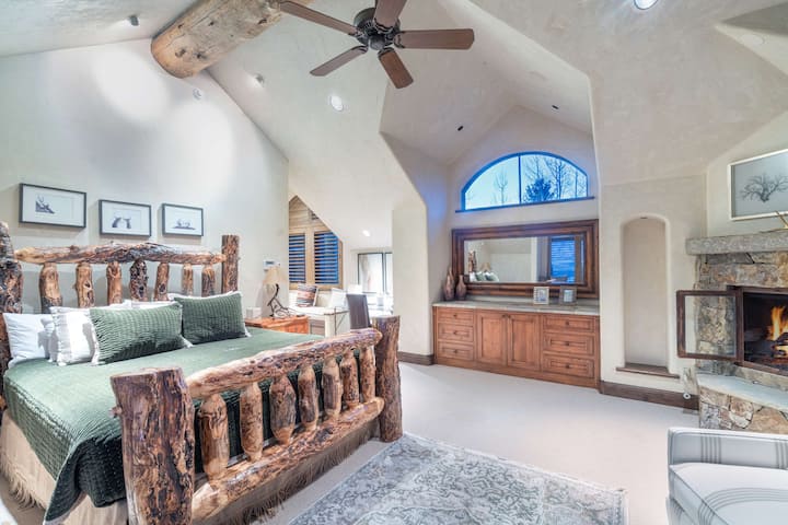 Yataq otağı 4: Dördüncü mərtəbə, çarpayı, avtonom vannası olan geniş hamam otağı, buxar duşu, göyərtəyə giriş, xüsusi iş sahəsi, qabaqcıl kabelli televizor, buxarı