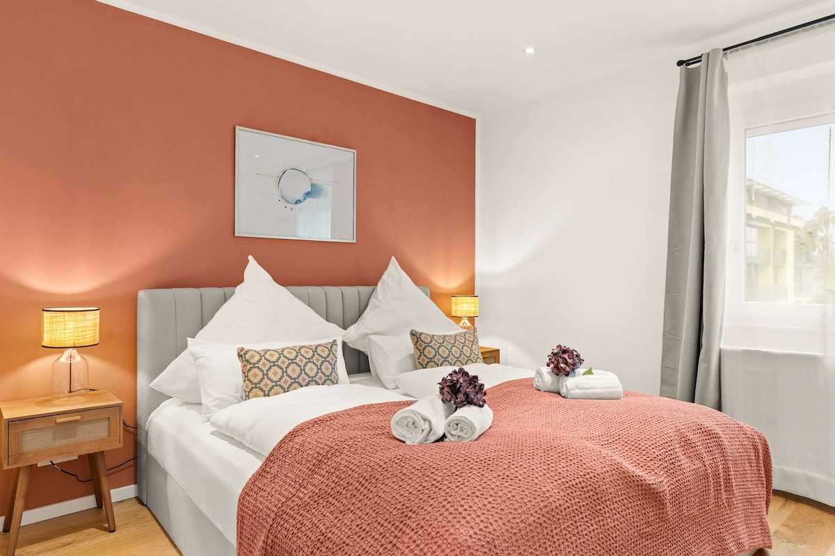 Udobna spavaća soba s bračnim krevetom