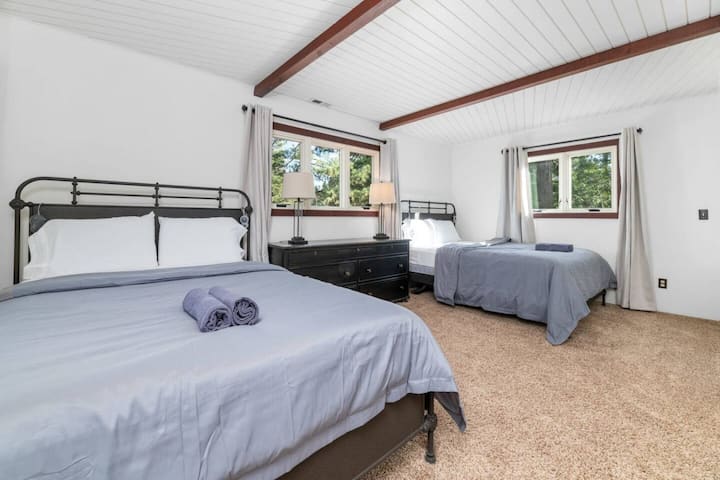 Spálňa pre hostí na 2. poschodí 2- 2 veľké manželské postele Queen