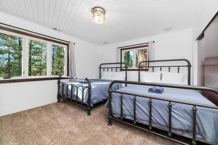 Spálňa pre hostí na 2. poschodí 1 s manželskou posteľou veľkosti Queen