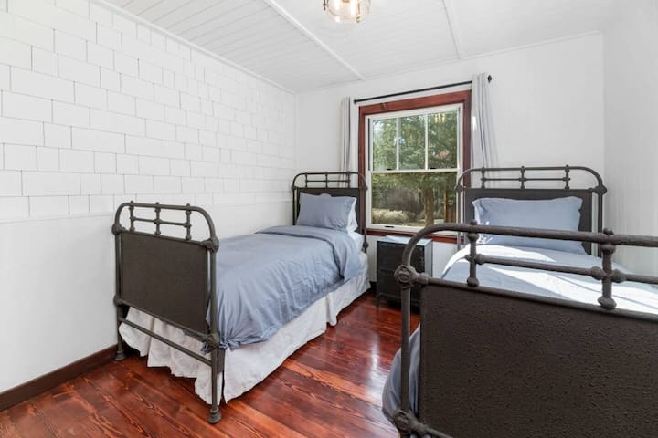 Spálňa pre hostí na 1. poschodí - 2 jednolôžka