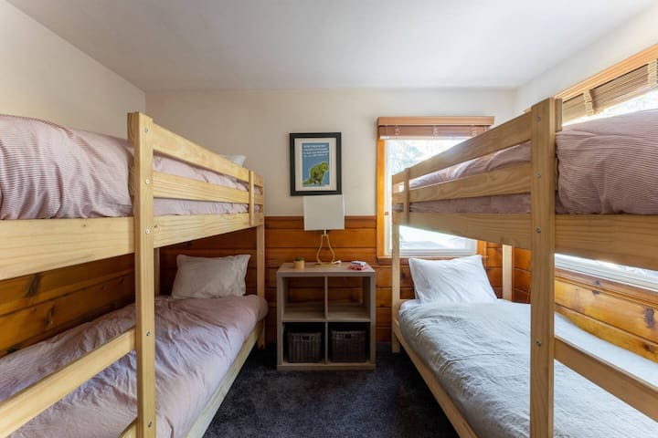 Spálňa 3- 2 súpravy poschodových postelí