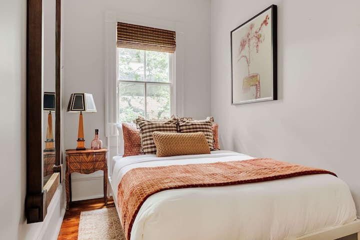 ห้องนอน 2 | เตียงควีนไซส์ | ชั้นแรกของห้องสวีท