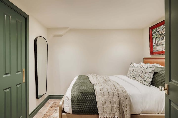 ห้องนอน 6 | เตียงควีนไซส์ | ชั้นสวน