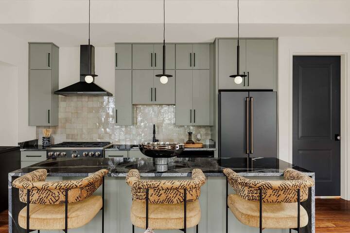 Luxurious Garden District Hotel | Shared Pool gallery image 4