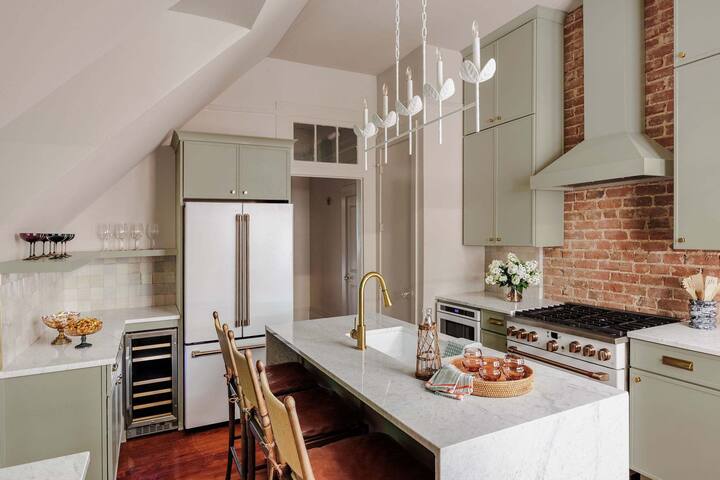 Lush Garden District Suite | Shared Outdoor Space gallery image 4