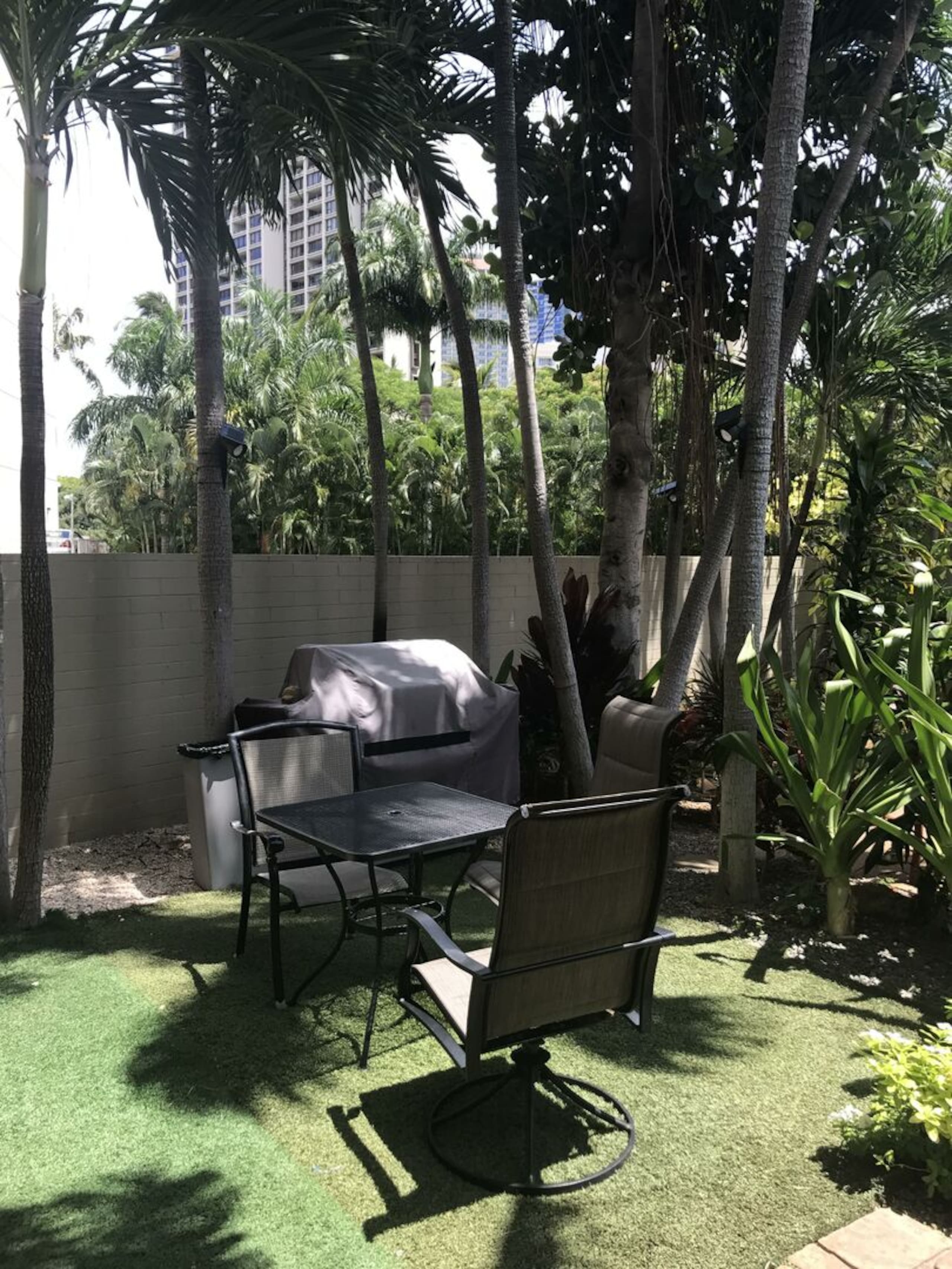 Condo in Honolulu · ★4.63 · 1 bedroom · 3 beds · 1 private bath - Image 17