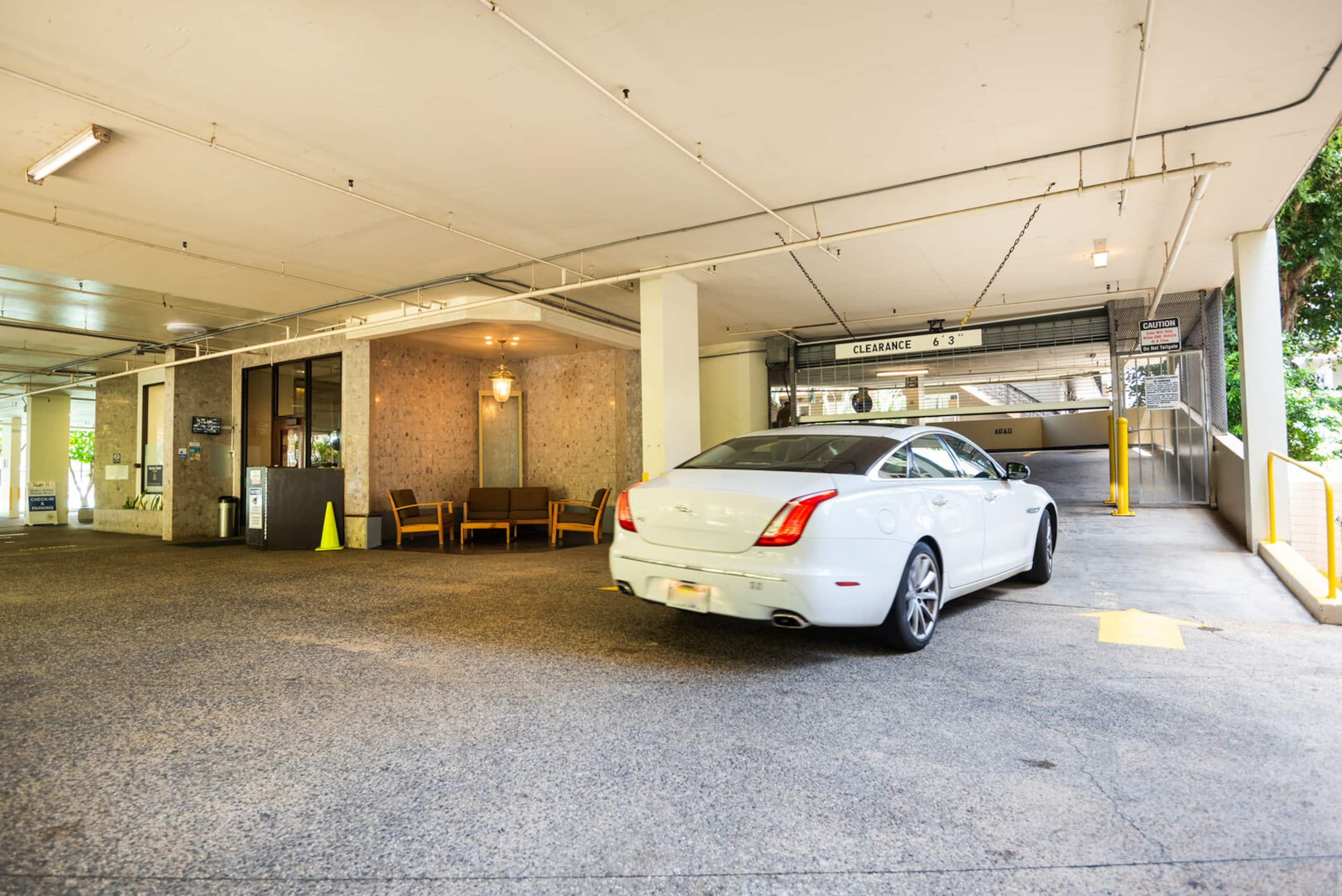 Condo in Honolulu · ★4.63 · 1 bedroom · 3 beds · 1 private bath - Image 14