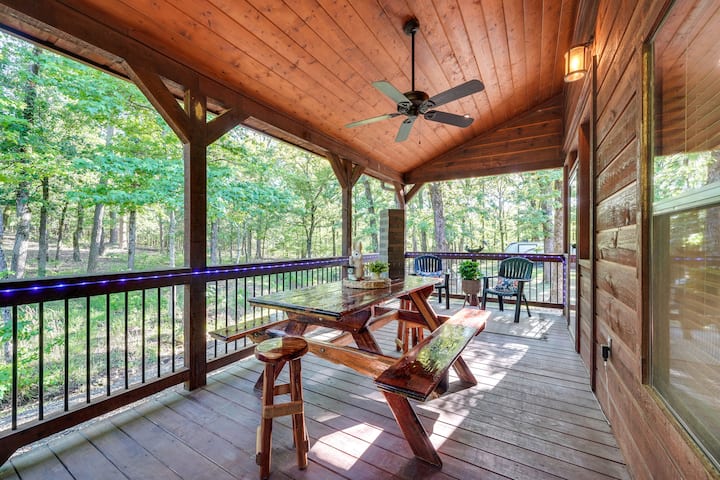 Walk To Restaurants: Hot Tub Haven In Broken Bow! - Broken Bow, OK