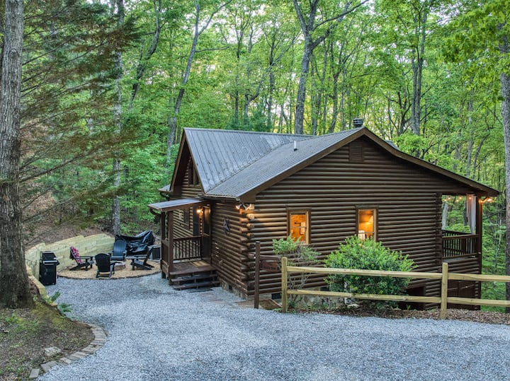 Rustic Nest - Quaint, cozy, dog friendly, hot tub - Cabins for