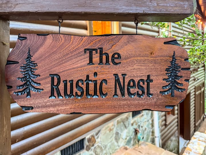 Rustic Nest - Quaint, cozy, dog friendly, hot tub - Cabins for