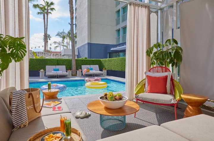 Relaxing Coastal Haven With Poolside Views - Santa Monica, CA