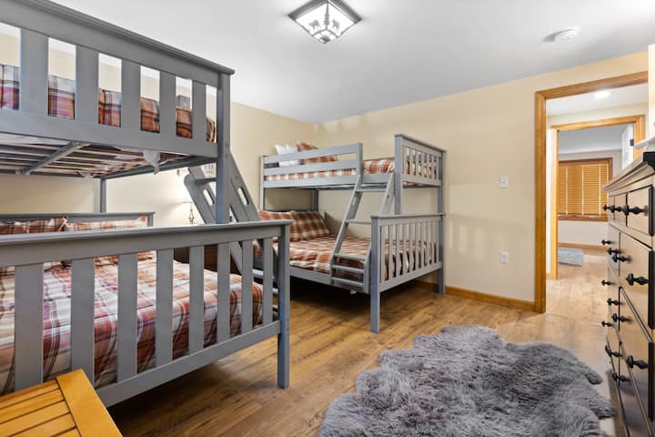 يحب الأطفال من جميع الأعمار هذه الغرفة المريحة المكونة من سريرين بطابقين!