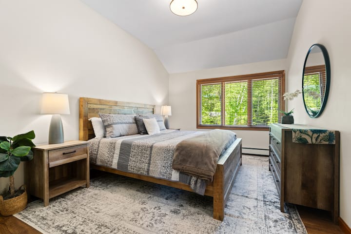 حمام داخلي مذهل ثانٍ مع سرير كينج وبياضات مريحة وديكور ريفي وحمام خاص - مثالي للراحة والاسترخاء.