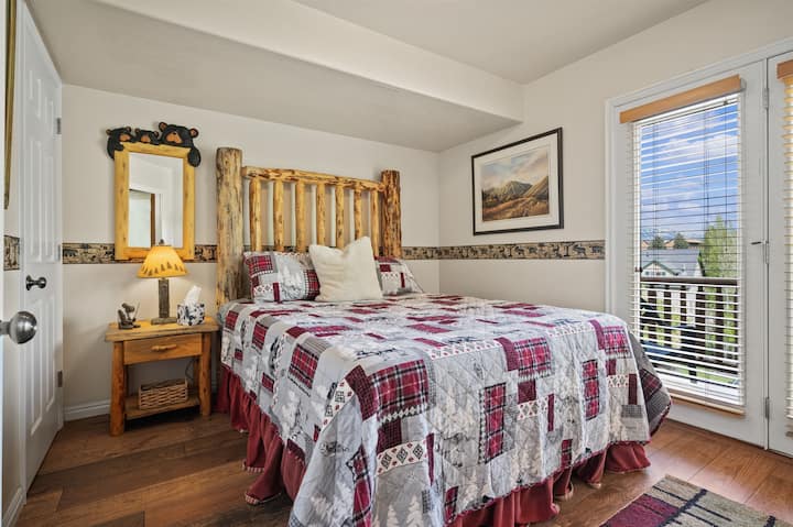 La chambre du rez-de-chaussée comprend un grand lit et une vue sur les montagnes.