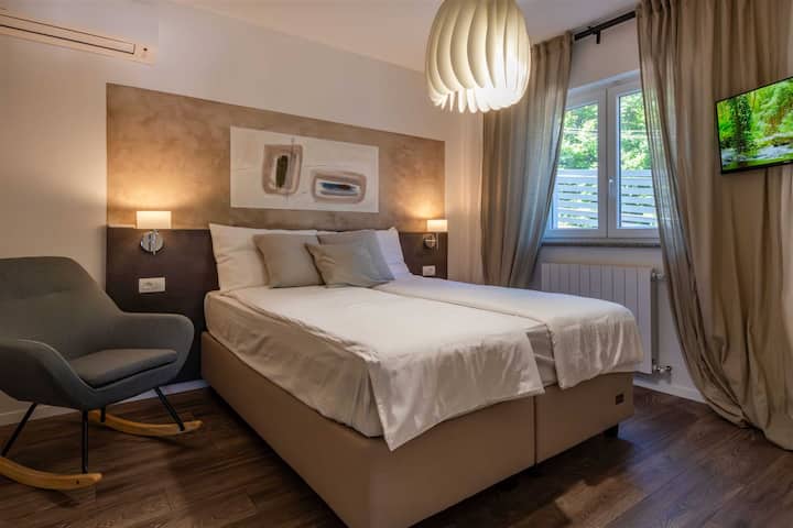 Опуштете се и освежете се во простор каде што секој детаљ е внимателно дизајниран.